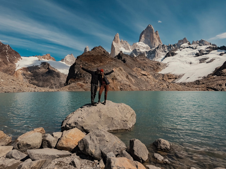Maxine and Theo in front of the Laguna de Los Tres with the Fitz Roy mountain range in the background